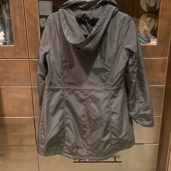 Waterproof and hooded coat, length to mid thigh - Picture 2 of 4